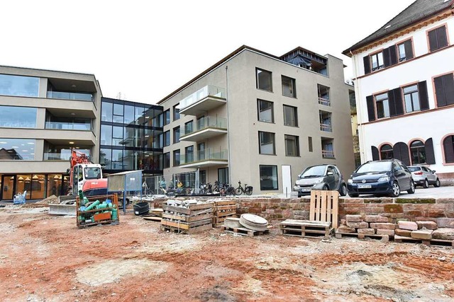 Links der Neubau-Komplex, rechts das historische Stahlbad-Gebude  | Foto: Rita Eggstein