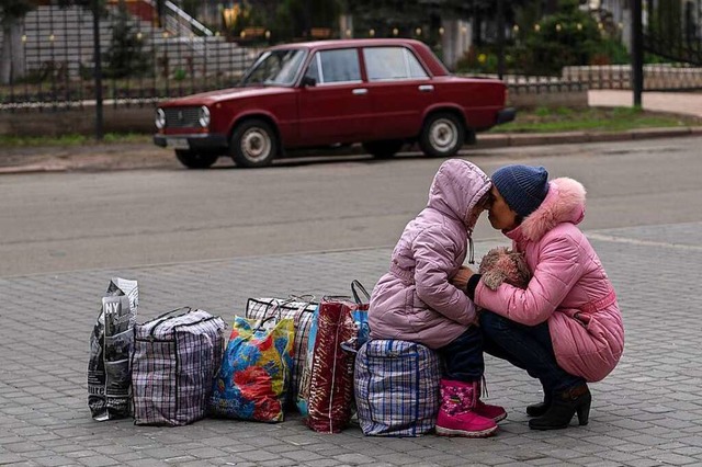 Wie Millionen Ukrainerinnen auf unsere...eren Herzens ihr Heimatland verlassen.  | Foto: Petros Giannakouris (dpa)