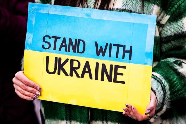 Seit dem 24. Februar 2022 ist Krieg in... &#8222;Untersttzt die Ukraine&#8220;  | Foto: Moritz Frankenberg (dpa)