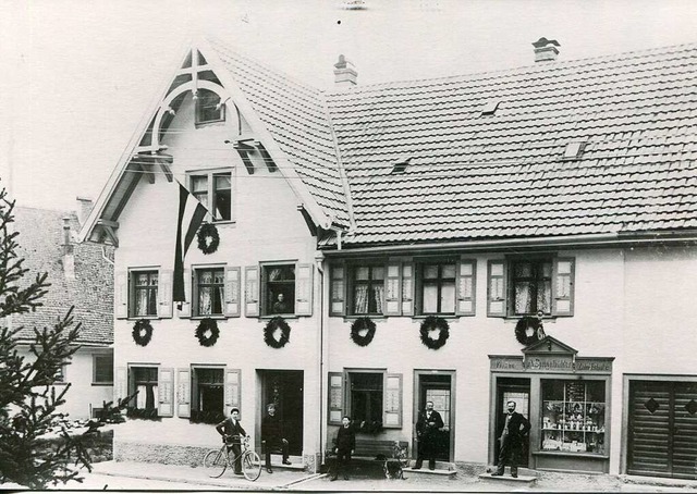Haus Spiegelhalder 1902: Es zeigt ganz...der, ganz rechts Adolf Spiegelhalder.   | Foto: Archiv Roland Weis