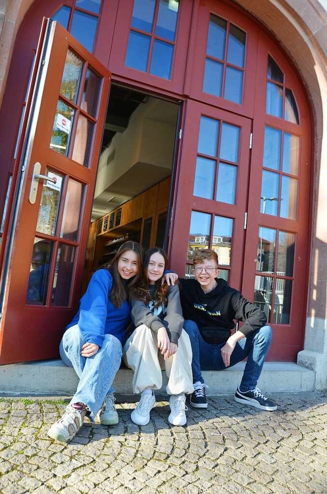 Kseniia Osipova (links), Daria Plichko...ov vor dem Jugendtreff in Emmendingen.  | Foto: Ulrike Strter