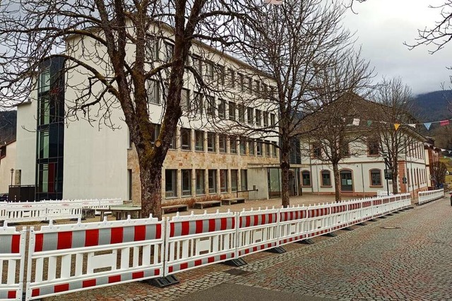 Aufgrund von Sicherheitsauflagen steht...den Schulhof beim Schnauer Gymnasium.  | Foto: Ulrike Jger