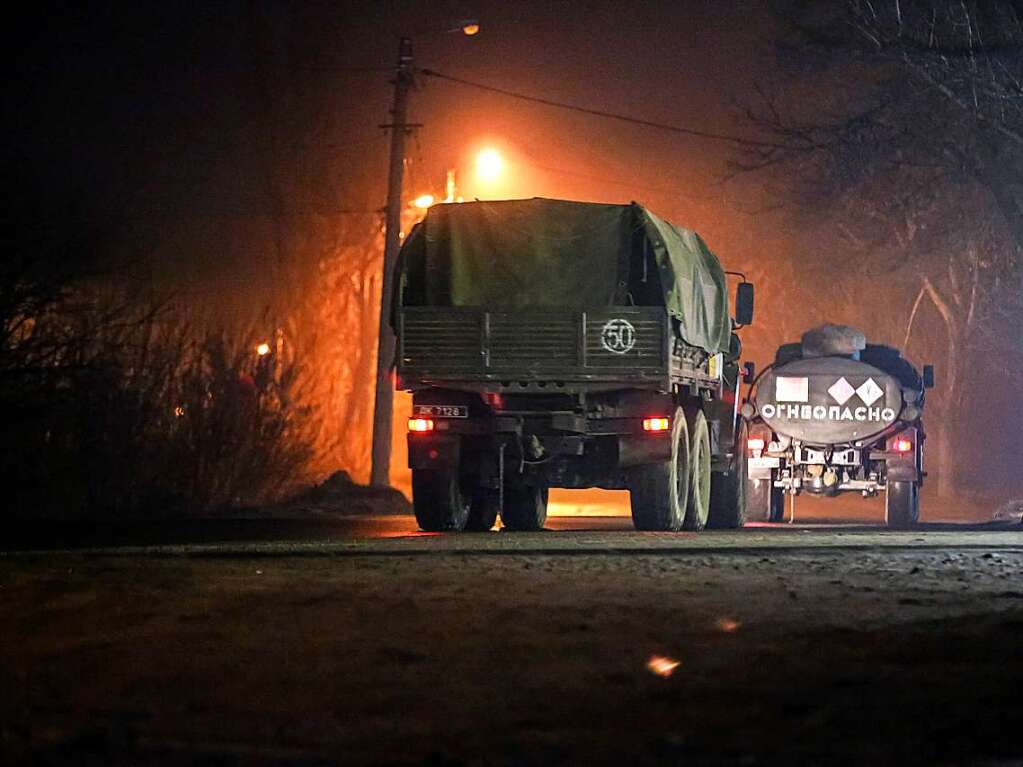 Mitten in der Nacht rcken russische Truppen in die Ukraine vor, die sich zuvor im Grenzgebiet bereitgehalten hatten.