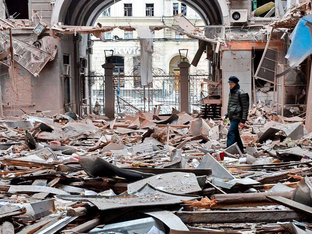 Der Blick in ein zerstrtes Gebude nach dem Beschuss der russischen Truppen in der zweitgrten Stadt der Ukraine, Charkiw, Anfang Mrz. Die Ukraine und Russland einigen sich auf humanitre Korridore, um Zivilisten zu evakuieren.