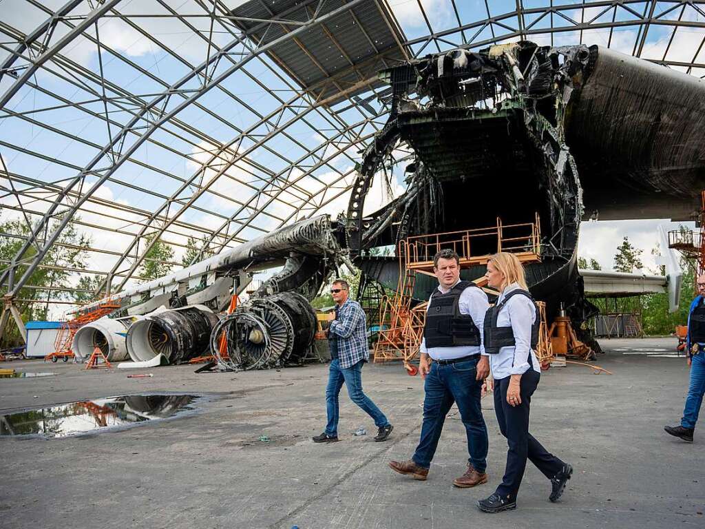 In den ersten Kriegstagen scheitert ein russisches Landungsmanver am Kiewer Flughafen Hostomel knapp, aber nachhaltig. Dabei wird die Antonow 225, das grte Frachtflugzeug der Welt zerstrt.