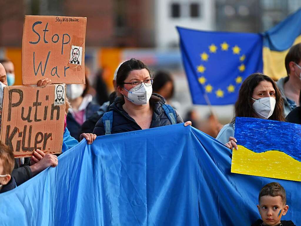 Die Solidaritt mit der Ukraine ist gro, an vielen Orten wird gegen den russischen Angriffskrieg demonstriert – wie hier, einen Monat nach Kriegsbeginn, auf dem Platz der Alten Synagoge in Freiburg.