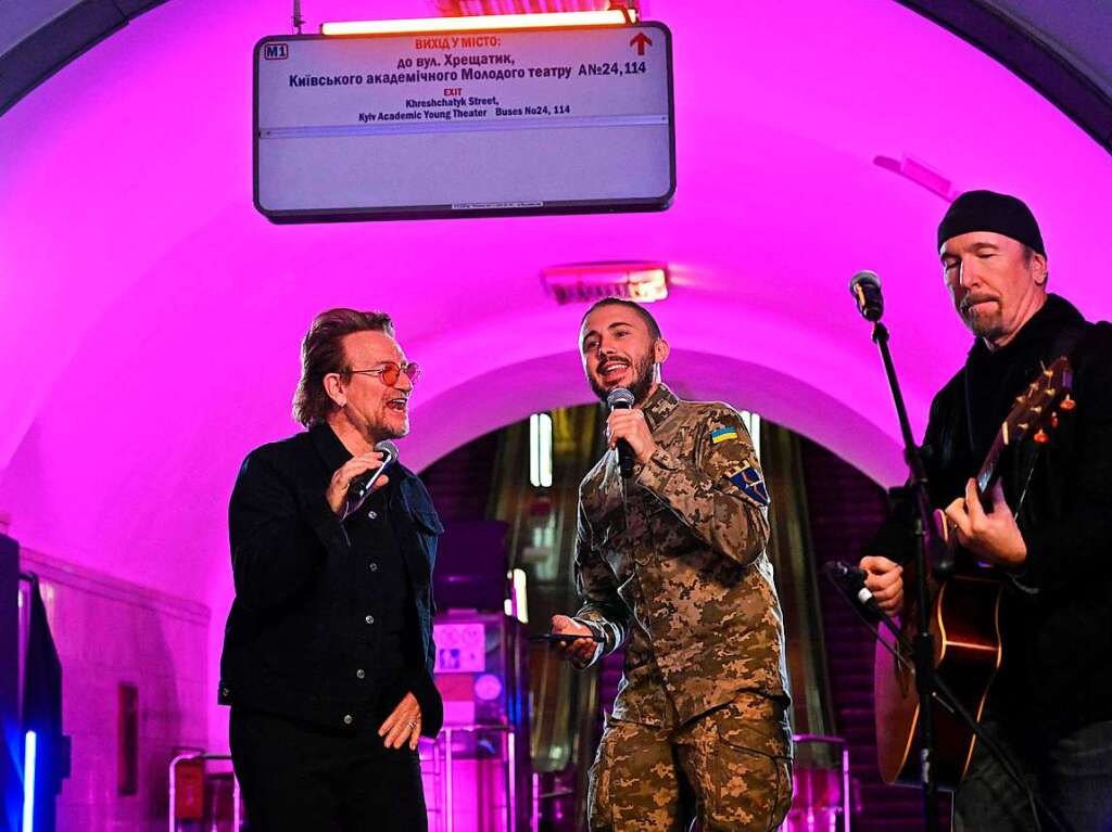 U2-Frontmann Bono gibt mit ukrainischen Musikern ein Konzert in einem Kiewer U-Bahnhof.