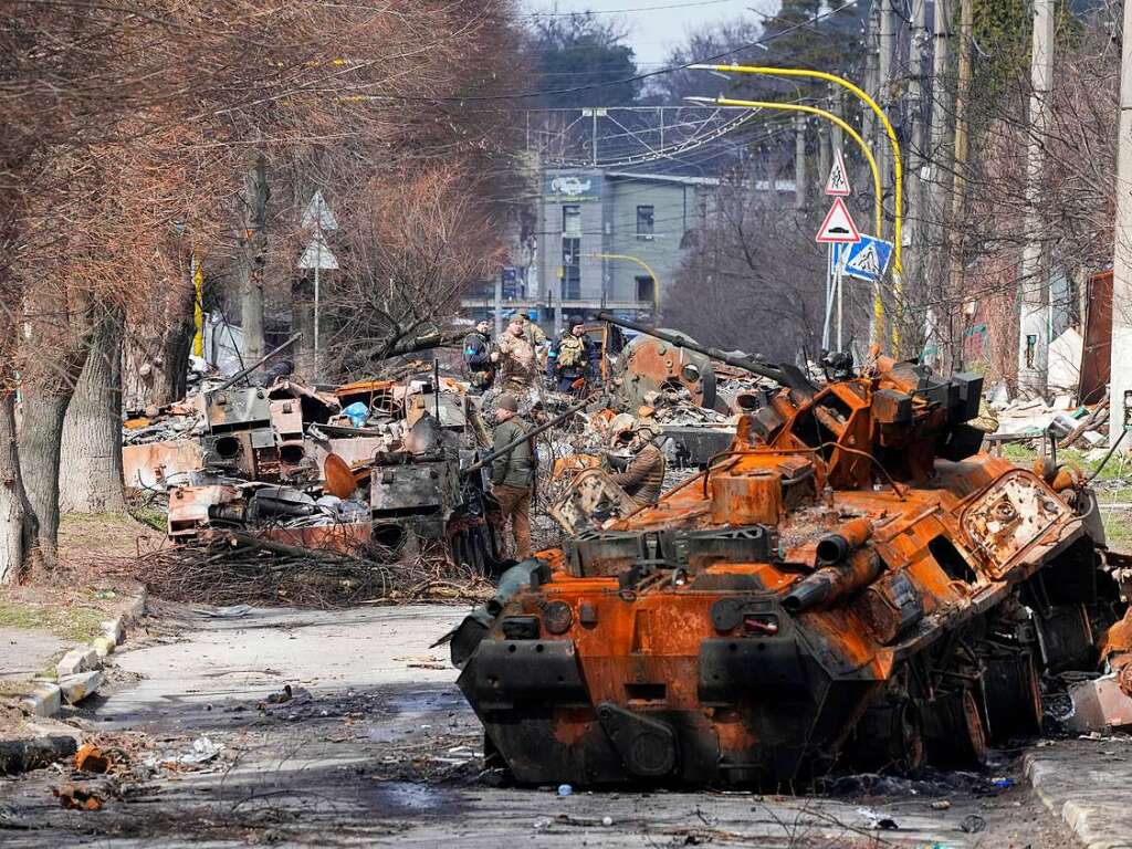 Im Kiewer Vorort Butscha werden russische Panzer reihenweise in Stcke gerissen. Der Vormarsch geht in Flammen auf.