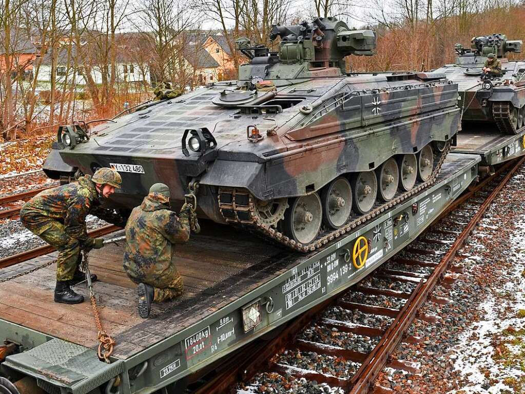 Im April will Deutschland per Ringtausch Panzer in die Ukraine liefern. Hier verladen Soldaten im schsischen Marienberg Marder-Schtzenpanzer auf Gteranhnger der Eisenbahn (Aufnahme von 2020).