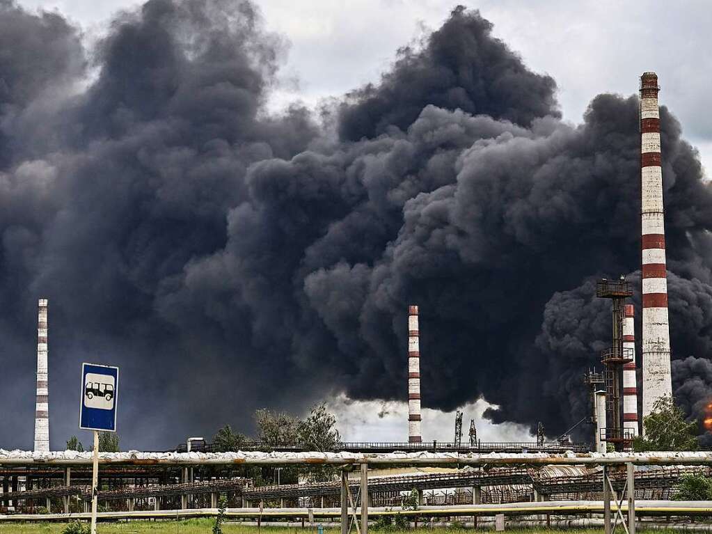 Aus einer lraffinerie in Lysychansk steigt Rauch auf, nachdem sie von russischen Geschossen getroffen wurde.