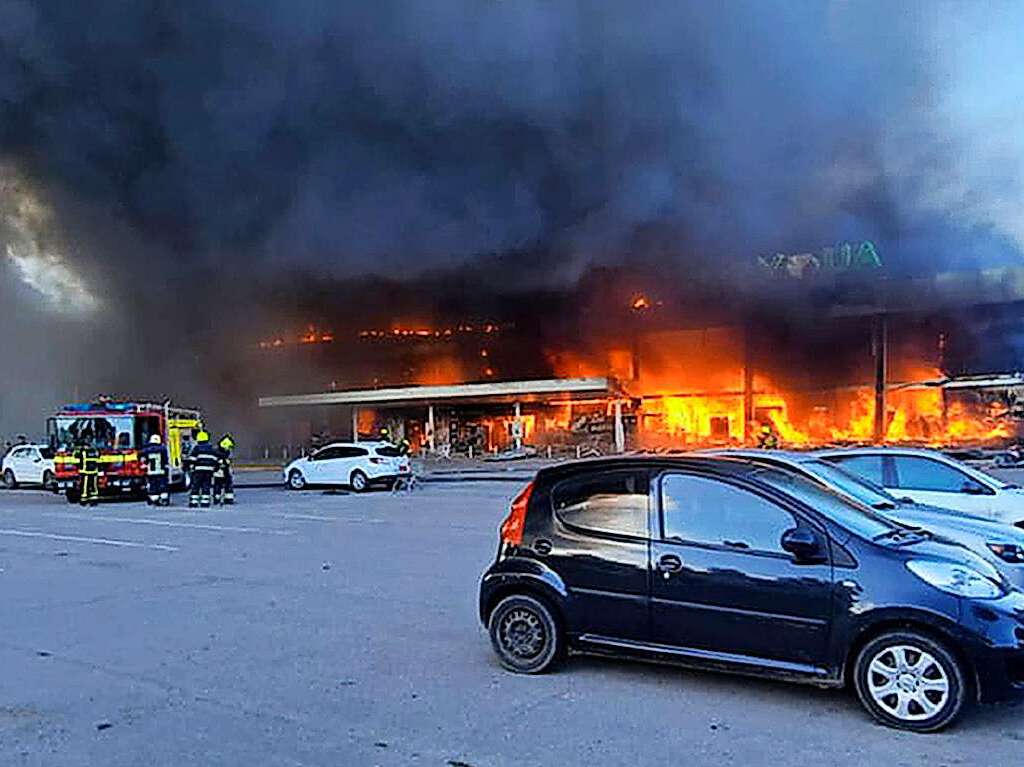 Ein Einkaufszentrum in Krementschuk steht nach einem russischen Raketenangriff in Flammen.