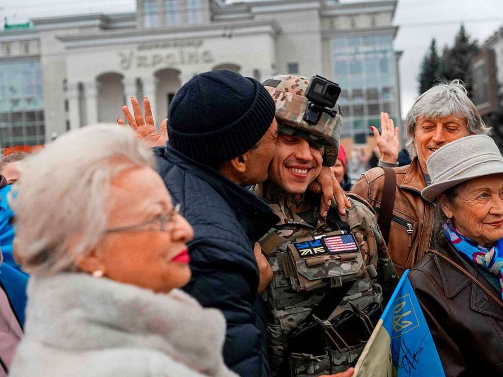 Im November 2022 befreien ukrainische Soldaten  Kherson – gefeiert von der Bevlkerung.