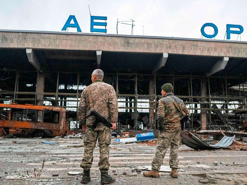 Ukrainische Truppen finden schwere Zerstrungen in Kherson vor, wie hier am Flughafen – und Beweise fr Kriegsverbrechen der russischen Besatzer, wie so oft.