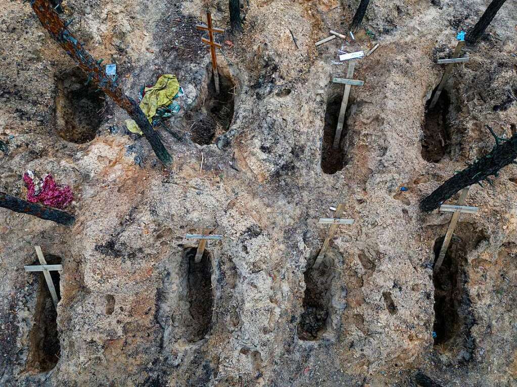 Ein Blick auf nicht identifizierte Grber von Zivilisten und ukrainischen Soldaten auf einem Friedhof im ukrainischen Isjum.