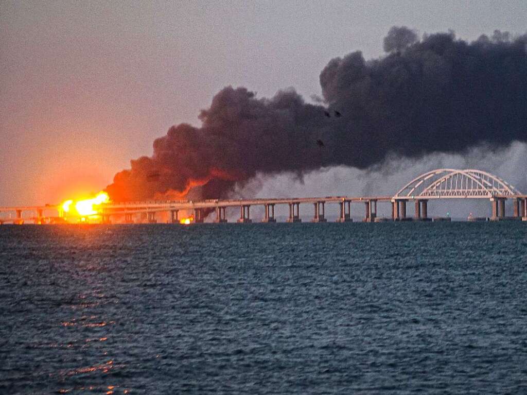 Im Oktober steigen Flammen und Rauch von der Krim-Brcke auf, die das russische Festland und die Halbinsel Krim ber die Strae von Kertsch verbindet.