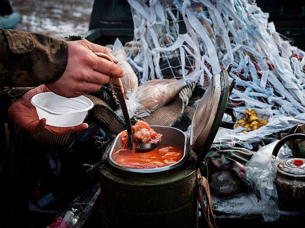 Gulaschkanone an der Front: Ein ukrainischer Soldat strkt sich in der Nhe von Bachmut mit einer Schale Borschtsch.