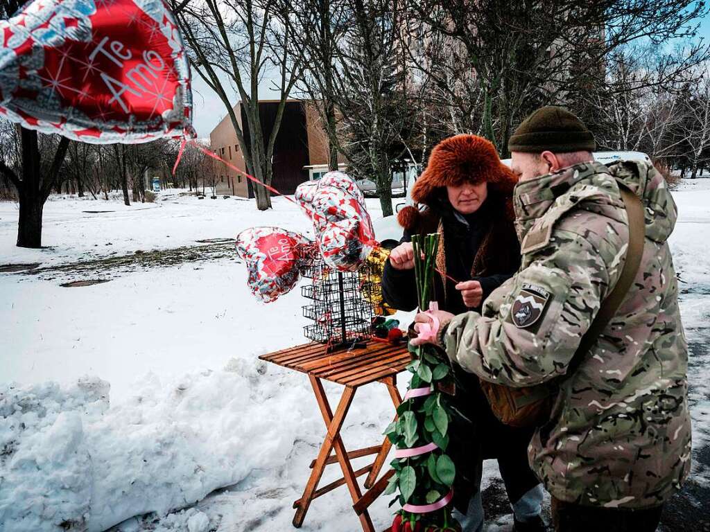 Ein ukrainischer Soldat kauft kauft einen herzfrmigen Luftballon in Kramatorsk. Es ist Valentinstag 2023.