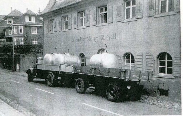 Fassweinanlieferung in den 1950er Jahr... Weinfsser im Kellergewlbe gepumpt.   | Foto: Roland Weis
