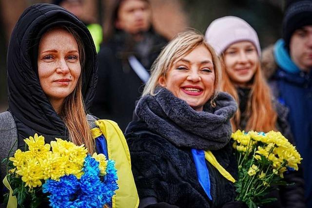 Ein Jahr Krieg: Trauer und Zuversicht in Kiew - Z-Symbole in Moskau