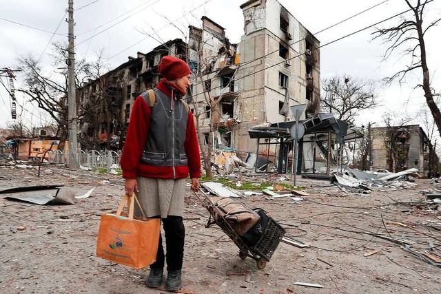 Terror gegen die Zivilbevlkerung: ein...einem zerstrten Wohnhaus in Mariupol.  | Foto: Victor (dpa)