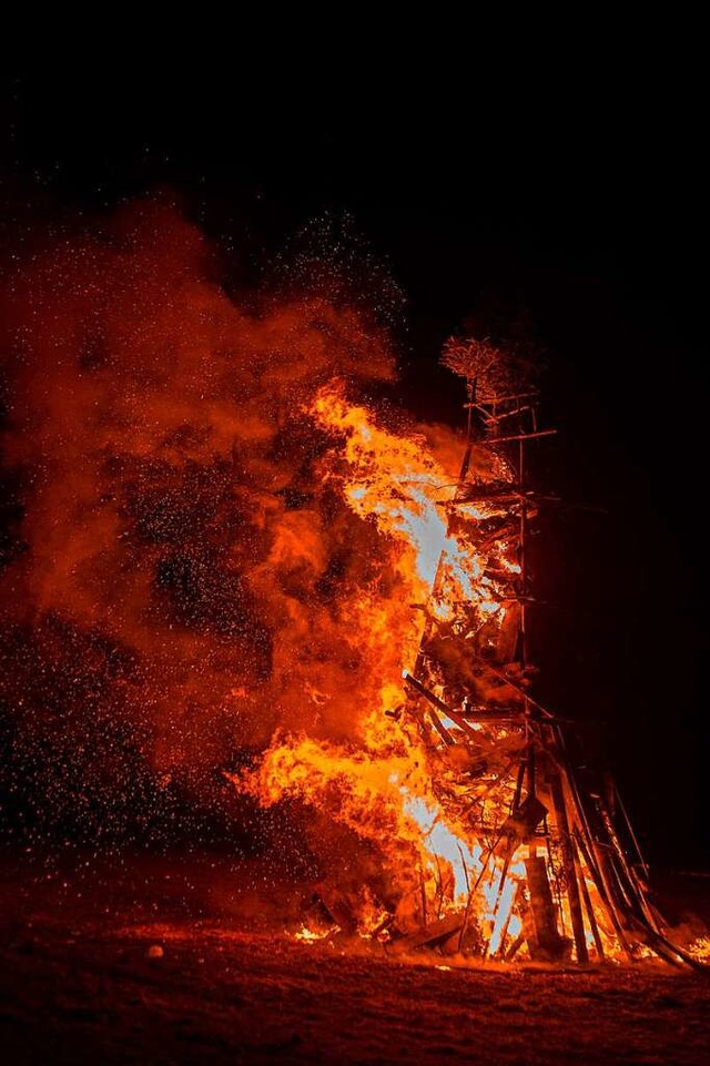 Am Wochenende brennen die Fasnetfeuer ...ld zeigt das Feuer in Holzschlag 2022.  | Foto: Wolfgang Scheu