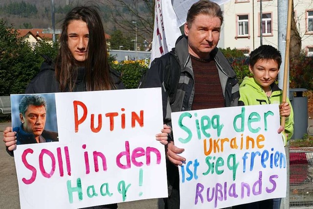 Mit einem Plakat, das den ermordeten P...aw Doliev (von links) gegen den Krieg.  | Foto: David Pister