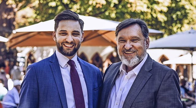 Matthias Lewalter (rechts) und sein So...als Anbieter bei der BZ-Auktion dabei.  | Foto: peal GmbH