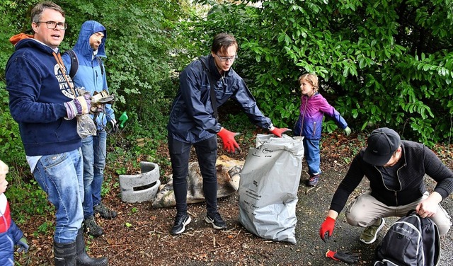 Auch Kinder drfen beim vierten Clean-...eister Tobias Benz (links) mithelfen.   | Foto: Heinz und Monika Vollmar