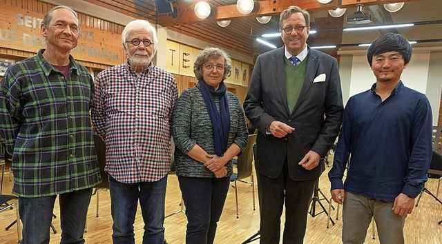 Markus Stephan-Gldner (v.l.), Thomas ...Karl Schultze und Dirigent Siping Wang  | Foto: Jrgen Scharf