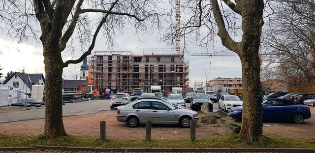 Auf dem Parkplatz neben dem Stadtpark ...nd ist die Nestler-Baustelle zu sehen.  | Foto: Christian Kramberg