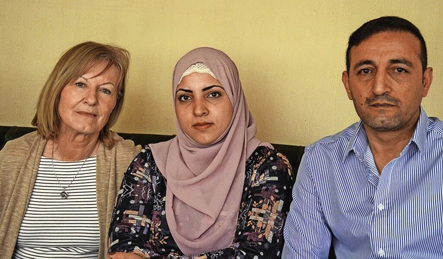 Uta Reiber (links) vom Flchtlingshelferkreis mit Nuha und Hasan Al Fahed   | Foto: Gabriele Hennicke