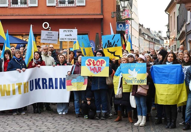Mehrere Hundert Menschen demonstrierte...g und fr Solidaritt mit der Ukraine.  | Foto: Rita Eggstein