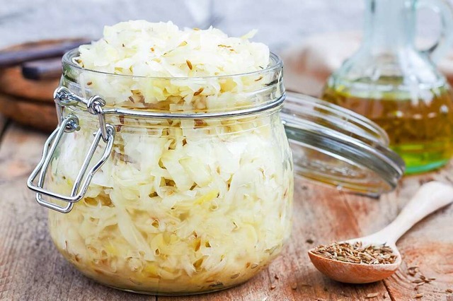 Sauerkraut wird heute meistens industriell hergestellt.  | Foto: iuliia_n (stock.adobe.com)