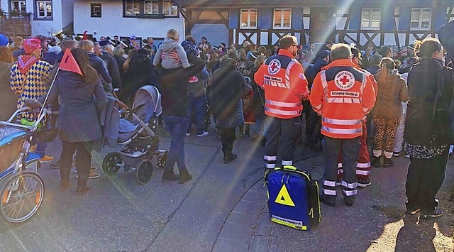 In der hinteren Reihe immer aufmerksam dabei: die Helfenden des DRK.  | Foto: Verein