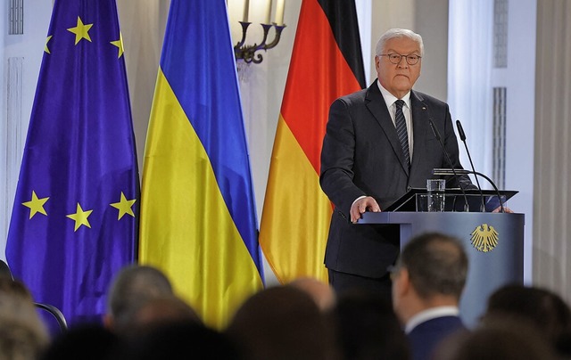 Vor den Flaggen der EU, der Ukraine un...ent Frank-Walter Steinmeier am Freitag  | Foto: ODD ANDERSEN (AFP)