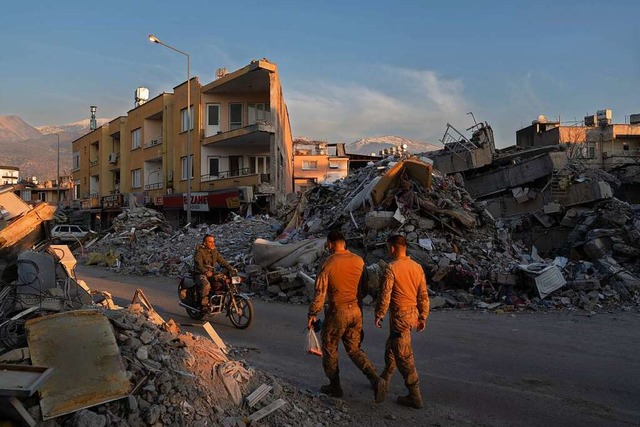 Zweieinhalb Wochen nach der Erdbeben-K...r Toten auf mehr als 50.000 gestiegen.  | Foto: David Zorrakino (dpa)