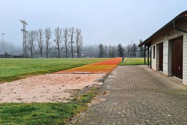 Die Weitsprunganlage  wird im Zuge der Sportplatzsanierung verlegt.  | Foto: Stefan Ammann