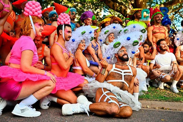 Mehr Glitzer! Teilnehmerinnen und Teil...rdi Gras in Sydney posieren fr Fotos.  | Foto: SAEED KHAN (AFP)