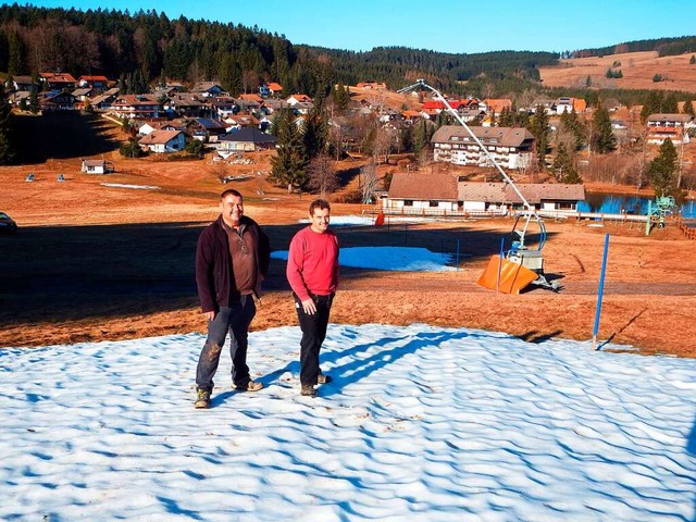 Albert (links) und Harald Schneider von der Skilift GmbH Herrischried am Skihang  | Foto: Wolfgang Adam