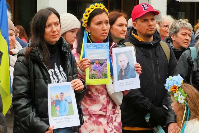 Ukrainer protestieren gegen den Krieg ...lder Verstorbener, um die sie trauern.  | Foto: Peter Gerigk