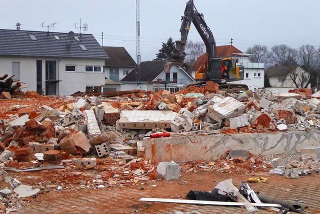 Die Abrissarbeiten des ehemaligen Penny-Markts in Kollmarsreute laufen.  | Foto: Sylvia-Karina Jahn