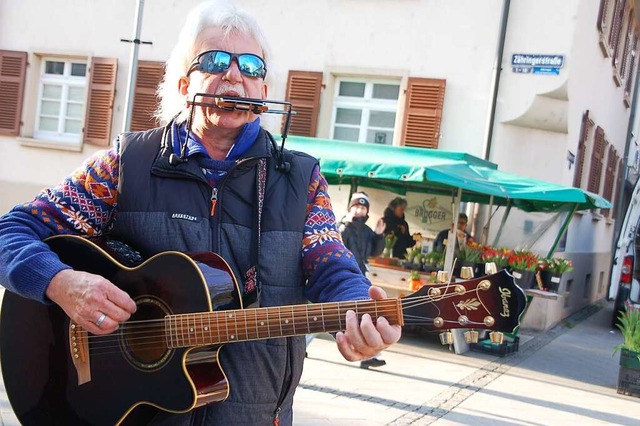 Klaus Bffert ist oft auf den Rheinfel...rwegs und gibt seine Musik zum Besten.  | Foto: Petra Wunderle