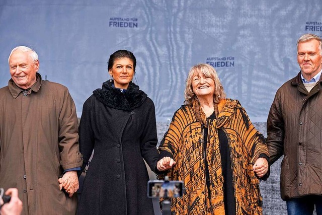 Oskar Lafontaine, Sahra Wagenknecht (D... Russland im Ukraine-Krieg versammelt.  | Foto: Monika Skolimowska (dpa)