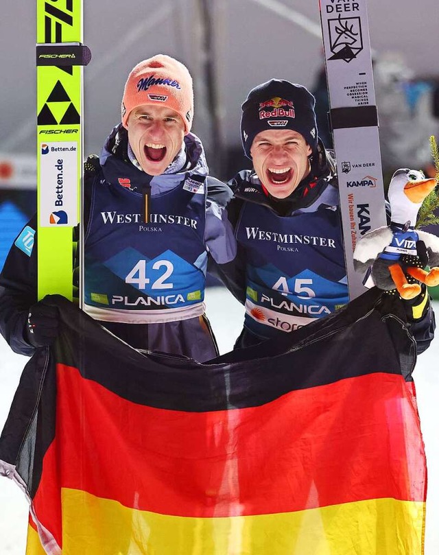 Karl Geiger und Andreas Wellinger aus ...d zweiten Platz bei der WM in Planica.  | Foto: Daniel Karmann (dpa)