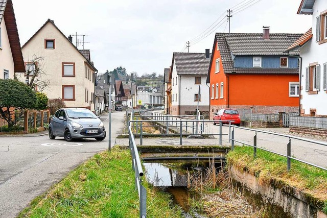 Drei Brcken in der Sulzer Bachstrae ...erden und sind jetzt fr Lkw gesperrt.  | Foto: Endrik Baublies