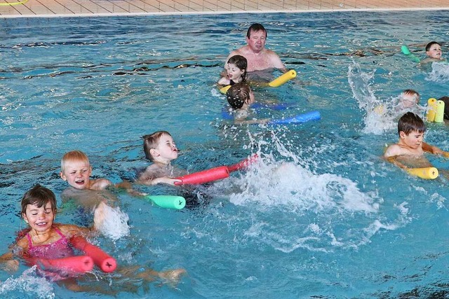 Begeistert plantschen und schwimmen Ki...hrer Claus Tenten  im Hallenbad Blubb.  | Foto: Dorothe Kuhlmann