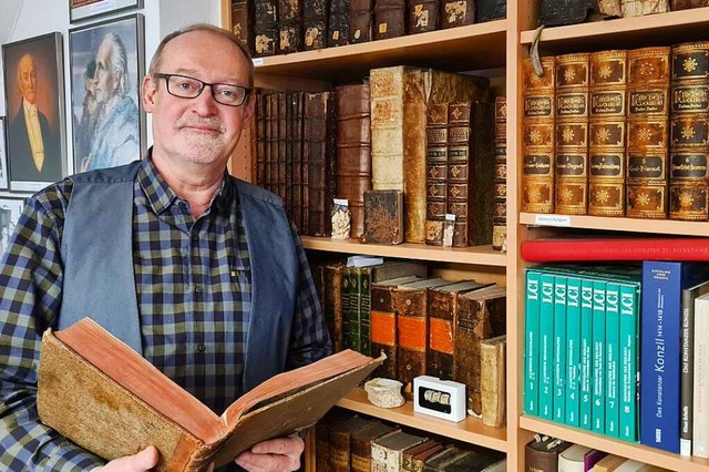 Uwe Fahrer hat 32 Jahre lang das Stadtarchiv in Breisach aufgebaut.  | Foto: Stefan Ammann