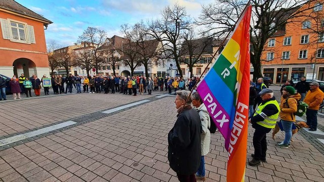 Rund 100 Teilnehmer kamen zur Kundgebu...russischen berfalls auf die Ukraine.   | Foto: Gerald Nill