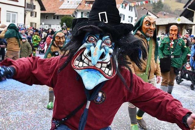 Bei den Buurefasnachtsumzgen im Wiesental ist die Stimmung trotz der Klte top