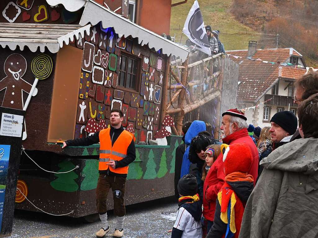 Mehr als 500 Teilnehmer waren beim Buurefasnachtsumzug in Neuenweg dabei.